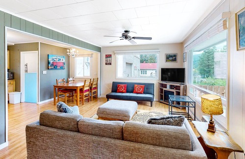 Christina Lake Cottage | Inviting dog-friendly cottage with grill, patio, full kitchen, & W/D