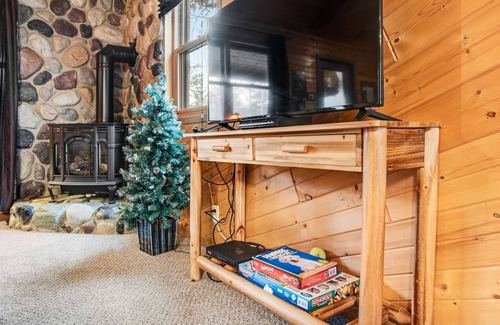 New Lisbon Cabin | Inviting dog-friendly cabin with hammock, fireplace, shared fishing pond, & A/C