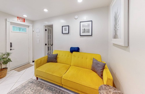 Parkside House | Inviting duplex with enclosed yard, fast WiFi, full kitchen, & W/D