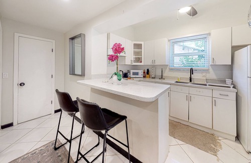 Parkside House | Inviting duplex with enclosed yard, fast WiFi, full kitchen, & W/D