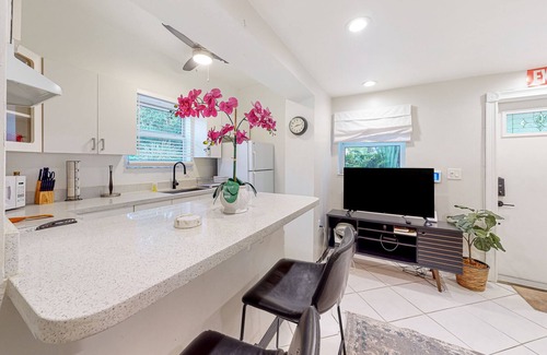 Parkside House | Inviting duplex with enclosed yard, fast WiFi, full kitchen, & W/D