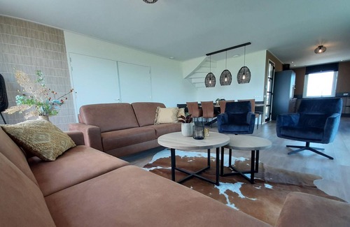 Leons House | Inviting holiday home on the Frisian water garden