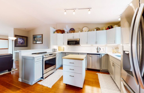 Carbondale House | Inviting home with private hot tub, amazing deck & prime location