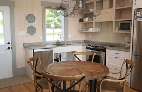Otonabee-South Monaghan Cottage | Inviting Lakeshore Lodgings w/Canoe and Kayak Rentals, Perfect for Autumn