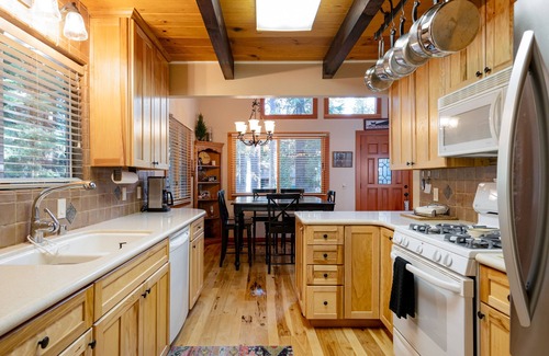 Sunnyside House | Inviting modern cabin in Sunnyside, walk to lake and access to Tahoe Park HOA.