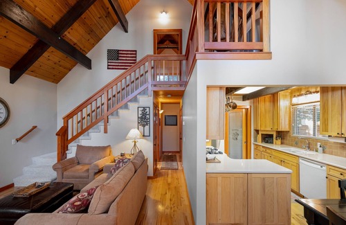 Sunnyside House | Inviting modern cabin in Sunnyside, walk to lake and access to Tahoe Park HOA.