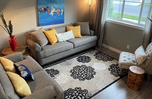 Red Deer House | Inviting, Modern Townhouse