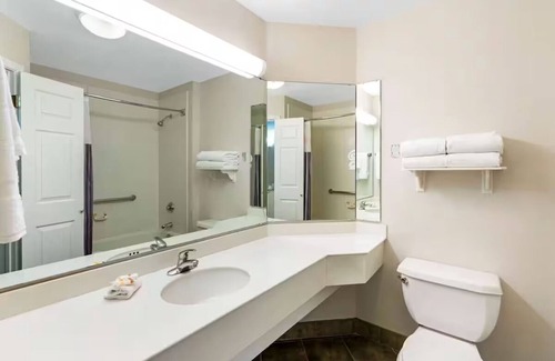Superstition Springs Hotel | Inviting Room Perfect for Couple Stay with Free Breakfast & Outdoor Pool Access