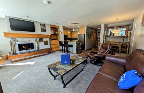 Lakeside Village Condo | Inviting studio with a fully equipped kitchen