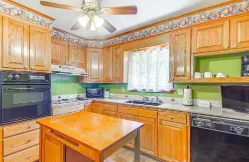 Vicksburg House | Inviting Vicksburg Home with Patio and Charcoal Grill!