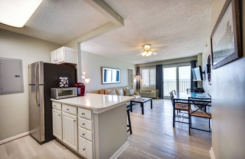 Northeast Virginia Beach Apartment | Inviting Virginia Beach Condo w/Community Pool
