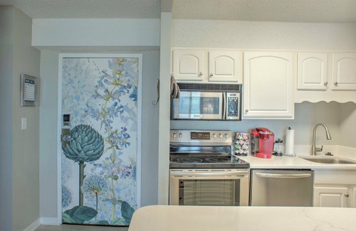 Northeast Virginia Beach Apartment | Inviting Virginia Beach Condo w/Community Pool