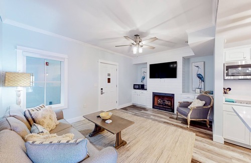 Sunnyside Condo | Inviting waterfront condo with heated outdoor pool, balcony, AC, & hot tub