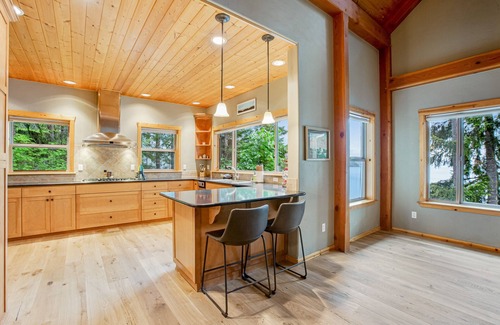 Hoodsport House | Inviting waterfront home with game room, mountain view & kayaks