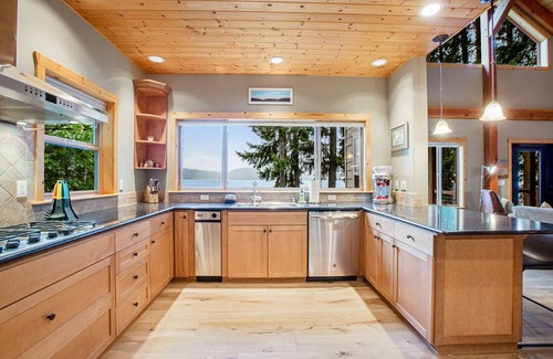 Hoodsport House | Inviting waterfront home with game room, mountain view & kayaks