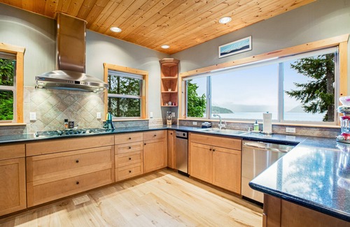 Hoodsport House | Inviting waterfront home with game room, mountain view & kayaks