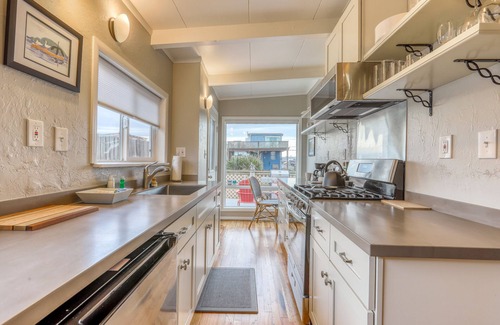 Eureka Cottage | Inviting waterfront cottage w/deck featuring a BBQ, kayaks, and canal access