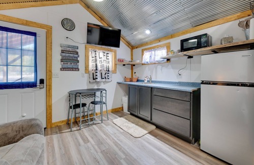 Austinville Apartment | Iowa Tiny Cabin Near Pine Lake State Park
