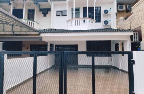 Ipoh House | IPOH MENGLEMBU LOHAS 4BR3Bath14 PAX