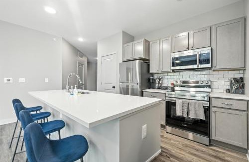 Whitestown Apartment | IRIE Living Homey Kg 2bd Gym Pool Brand New