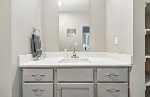 Whitestown Apartment | IRIE Living Homey Kg 2bd Gym Pool Brand New