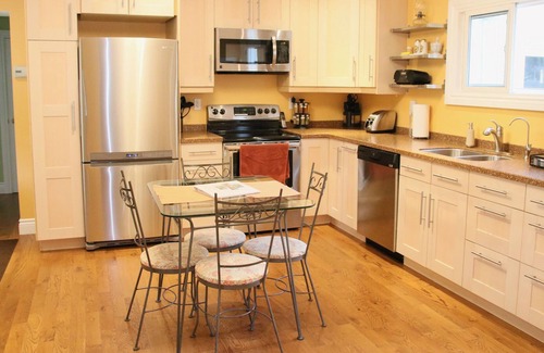 Georgetown House | Iris's Place, Georgetown 1st floor Apartment, close to train station to Toronto