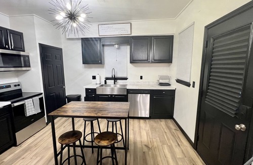Cedar Rapids - Iowa City House | Irresistible ▪️Wk from hm ▪️Minutes from DT and River!