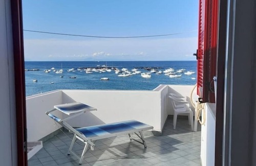 Ischia Porto Apartment | Ischia Porto Centralissimo con Terrazzo sul Mare