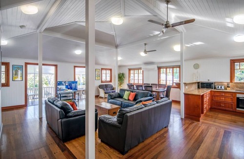 Picnic Bay House | ISLAND ADVENTURE HOLIDAY HOUSE