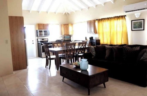 Runaway Bay House | Island gem. Close to beach and downtown