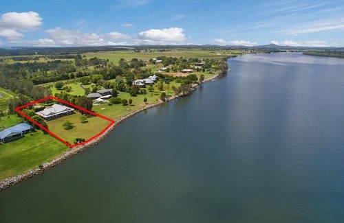 Palmers Island House | Island Getaway - Waterfront near Yamba