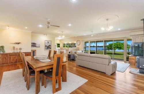 Palmers Island House | Island Getaway - Waterfront near Yamba