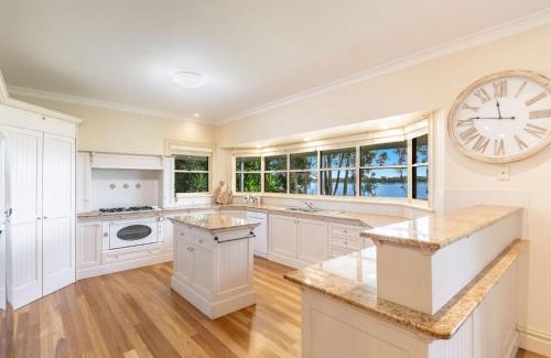 Palmers Island House | Island Getaway - Waterfront near Yamba
