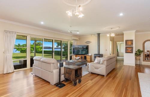 Palmers Island House | Island Getaway - Waterfront near Yamba