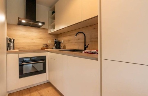 Oude-Tonge House | Island house located at a corner with a dock of 25 metres. The adjacent house Slaak 64 has the same