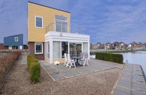 Oude-Tonge House | Island house located at a corner with a dock of 25 metres. The adjacent house Slaak 64 has the same