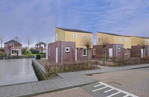 Oude-Tonge House | Island house located at a corner with a dock of 25 metres. The adjacent house Slaak 64 has the same