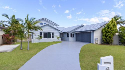 Banksia Beach House | Island Paradise On The Canal