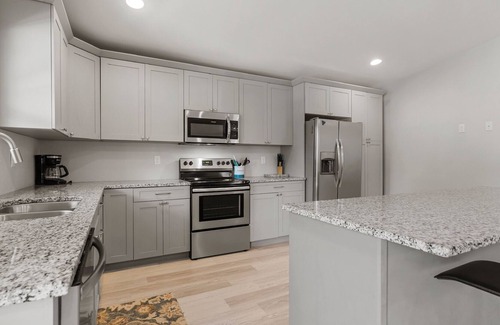 Clear Lake House | Island Park Loft- Sleeps 6 - 2 blocks from PM Park - 2 bed 2 bath.