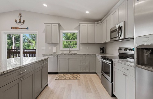 Clear Lake House | Island Park Loft- Sleeps 6 - 2 blocks from PM Park - 2 bed 2 bath.