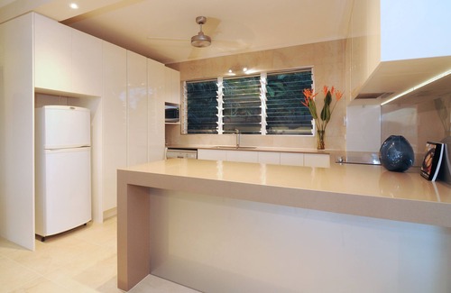 Port Douglas Apartment | Island Point Villa 4 - Close to Town with Magnificent Ocean Views.