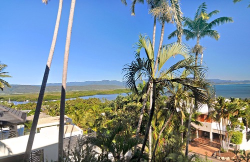 Port Douglas Apartment | Island Point Villa 4 - Close to Town with Magnificent Ocean Views.