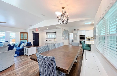 Melbourne Beach House | Island Vibes Beach House~ 4 min. Walk 2 Beach Pool King Beds