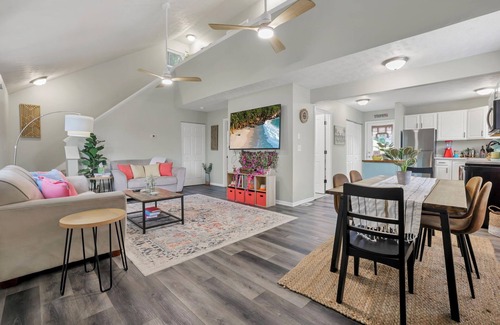 Buckeye Lake House | Island Vibes with Hot Tub