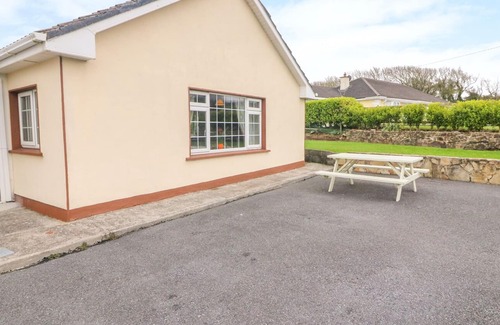 Ardmore Cottage | ISLAND VIEW, pet friendly, with a garden in Ardmore, County Waterford