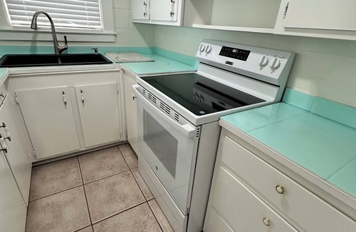 Savannah House | Islands Cozy Cottage 3 Just 7-10 minutes to Tybee Beach & Savannah River Street