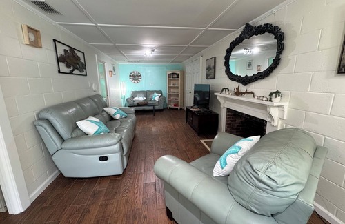 Savannah House | Islands Cozy Cottage 3 Just 7-10 minutes to Tybee Beach & Savannah River Street