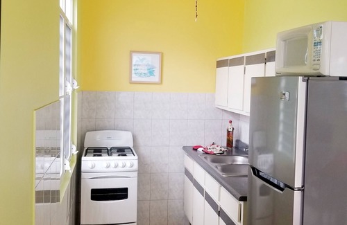 Montana Apartment | ISOLA– Breezy 2nd floor Apt in beautiful neighborhood just min to Beaches & BQN