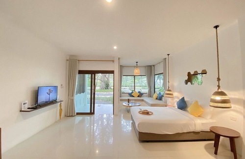 Sichon Hotel | Issara Beach Resort Beachfront Zone