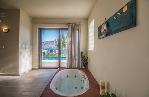 Pitharion Villa | Istros Villa I, Pool, BBQ & Heated Spa Whirlpool